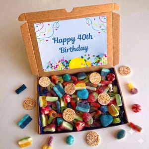 Herzlichen Glückwunsch zum 40. Geburtstag! Personalisierte Süßigkeitenbox zum Selbstzusammenstellen – Geschenkkorb zum 40. Geburtstag – Individuell gestaltete Süßigkeitenbox im Briefkasten – Bunte Süßigkeiten-Geschenkbox