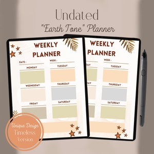 Op de afbeelding: Een niet-gedateerde weekplanner met een "Earth Tone" thema. De planner heeft een beige en bruine kleurstelling met een bladerenontwerp en sterren. De planner heeft secties voor elke dag van de week, met ruimte om te schrijven.