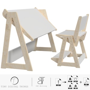 Könnte beinhalten: Ein Schreibtisch- und Stuhlset aus weißem und naturfarbenem Holz mit einer verstellbaren Tischplatte. Der Schreibtisch hat ein Regal darunter und der Stuhl hat eine Trittleiter. Das Set ist für Kinder konzipiert und als digitaler Download für CNC-Fräsen erhältlich.