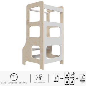 Op de afbeelding: Een houten leertoren met een natuurlijke houten frame en witte accenten. De toren heeft een rechthoekig ontwerp met uitgesneden secties en een veiligheidsstang. De basis heeft een gebogen ontwerp. De afbeelding bevat ook de tekst "TINY DIGITAL THINGS".