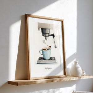 Puede incluir: Una lámina de arte enmarcada que muestra una taza de café azul claro sobre una bandeja de goteo bajo una máquina de café espresso. Una figura diminuta se relaja dentro de la taza. El texto Refill please. aparece impreso en negro abajo.