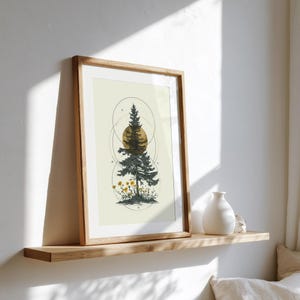 Op de afbeelding: Een ingelijste kunstdruk met een gedetailleerde illustratie van een donkergroene dennenboom gecentreerd tegen een gouden cirkelvormige zon. Het kunstwerk bevat kleine gele bloemen aan de voet van de boom en dunne zwarte geometrische cirkels.