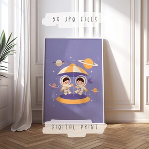 Puede incluir: Impresión digital enmarcada que presenta a dos astronautas de dibujos animados con trajes espaciales en un carrusel amarillo y naranja. El fondo es un cielo púrpura con planetas y estrellas. La impresión tiene el texto "5X JPG FILES" y "DIGITAL PRINT".
