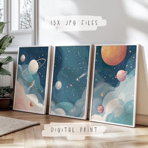 Peut inclure: Trois impressions numériques encadrées avec des illustrations spatiales. Chaque impression a une bordure blanche et représente des planètes, des étoiles et des nuages dans des tons de bleu, rose et orange. Le texte "15X JPG FILES" et "DIGITAL PRINT" sont visibles.