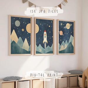Puede incluir: Tres impresiones digitales enmarcadas con temática espacial. Cada impresión tiene un fondo azul oscuro con una cordillera en verde azulado y beige. Una impresión muestra un cohete, otra una luna y estrellas, y la tercera un planeta con anillos. El texto "15X JPG FILES" y "DIGITAL PRINT" son visibles.