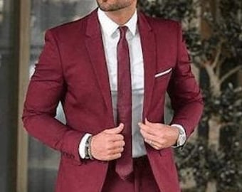 バーガンディのツーピーススーツ：スタイリッシュなメンズ結婚式