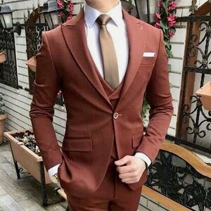Traje de hombre de tres piezas de terracota de diseñador elegante para bodas, compromisos, aniversarios, bailes de graduación, trajes de novio y trajes de hombre ajustados, ropa de fiesta