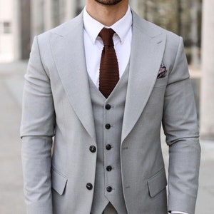 Traje gris y camisa new arrivals blanca