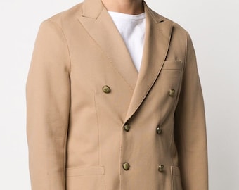 ブラウンのダブルブレストスーツ：上品なツーピースのメンズ