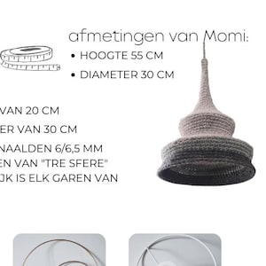 Può includere: Paralume all'uncinetto, alto 55 cm e con un diametro di 30 cm. L'immagine mostra istruzioni e materiali, tra cui filato, anelli metallici e un uncinetto. Il testo include "aan de slag!" e "afmetingen van Momi:"