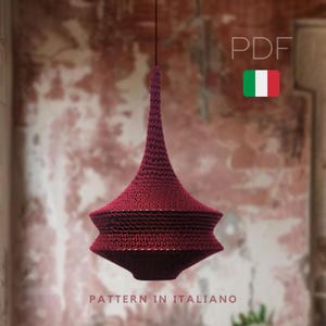 Può includere: Un modello PDF in italiano per lavorare a uncinetto un paralume di colore bordeaux a forma di trottola.