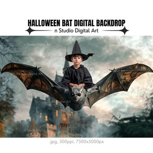 Puede incluir: Un fondo digital con un niño disfrazado de bruja negra montando un gran murciélago. El fondo incluye un castillo y el texto "HALLOWEEN BAT DIGITAL BACKDROP". La imagen tiene 7500x5000 píxeles.