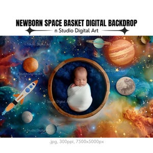Puede incluir: Un telón de fondo digital para recién nacidos con un bebé envuelto en una cesta de madera, sobre un fondo espacial. Se ven planetas, estrellas y un cohete. El texto dice "NEWBORN SPACE BASKET DIGITAL BACKDROP".