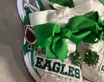 Baskets CUSTOM sur le thème de l'équipe de football.   Les baskets sont disponibles en blanc ou en noir