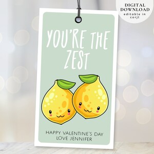 Könnte beinhalten: Eine grüne Karte mit zwei gelben Zitronen mit Gesichtern darauf. Der Text auf der Karte lautet "You're the Zest" und "Happy Valentine's Day Love Jennifer".