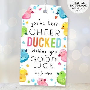 Op de afbeelding: Een kleurrijk cadeau-etiket met een rubberen eend-thema. Het etiket zegt "You've been Cheer Ducked, wishing you good luck". Het bevat ook de tekst "love jennifer".