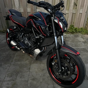 Yamaha MT-07 klistermärkeskit 2021–2024 Anpassade motorcykeldekaler | Tank- och kåpgrafik | MT07 dekalset