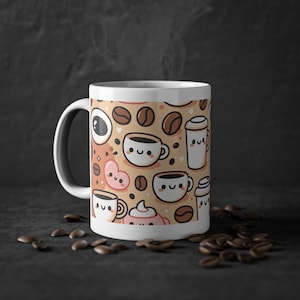 Op de afbeelding: Witte keramische koffiemok met een herhalend patroon van schattige koffiekopjes, koffiebonen en harten op een bruine achtergrond. De mok heeft een wit oor en is omringd door koffiebonen. Stoom stijgt op uit de mok, wat duidt op een warme drank.