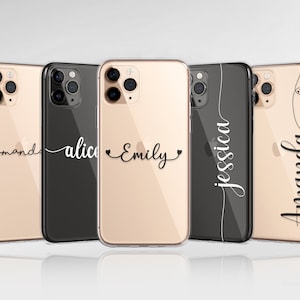 Puede incluir: Cinco fundas transparentes para teléfono con nombres personalizados en fuente cursiva. Los nombres son Amanda, Alice, Emily, Jessica y Amanda. Las fundas están sobre un fondo claro.