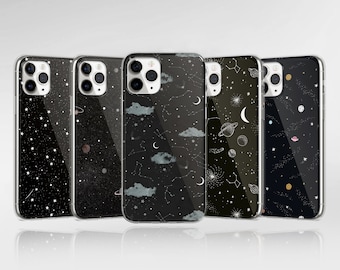 Könnte beinhalten: Fünf verschiedene iPhone-Hüllen mit schwarzem Hintergrund und weißen Sternbildern, Sternen und Planeten. Die Hüllen haben eine glänzende Oberfläche.