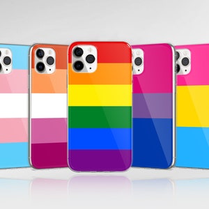 Puede incluir: Cinco fundas de teléfono diferentes con varios diseños de banderas del orgullo. Las fundas son transparentes y muestran las banderas a través del plástico. Las banderas son la bandera transgénero, la bandera del orgullo lésbico, la bandera del orgullo arcoíris, la bandera del orgullo bisexual y la bandera pansexual.