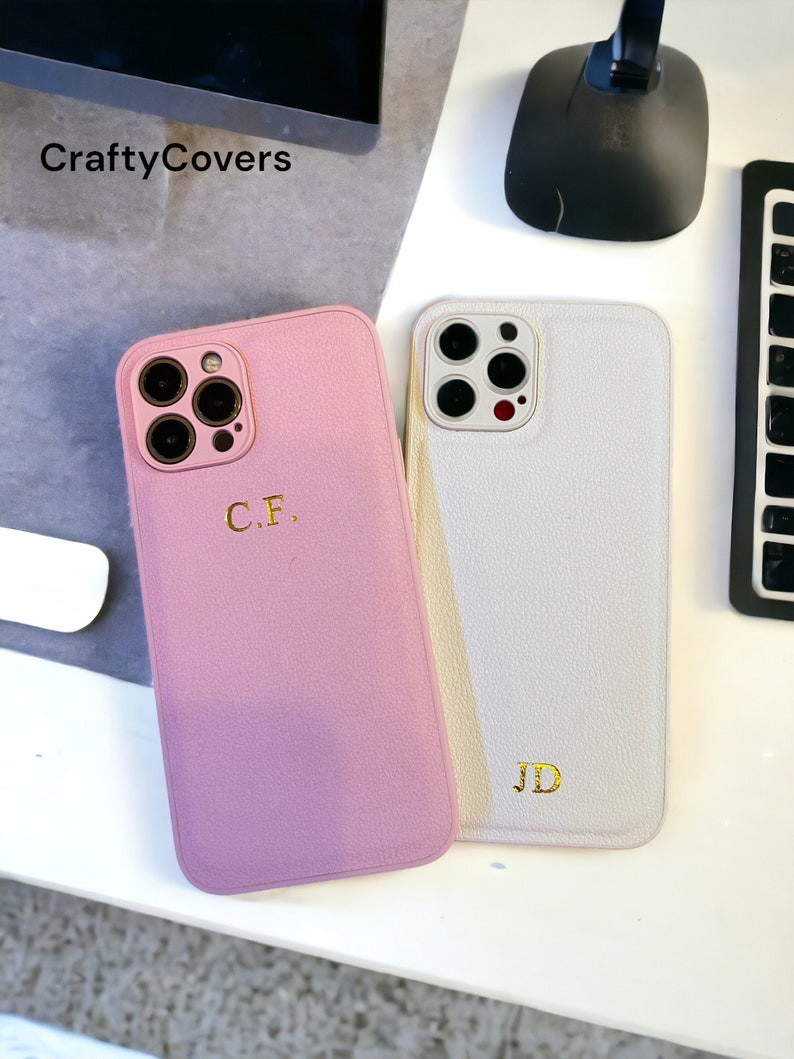 Custodia per telefono in rilievo personalizzata Custodia in pelle personalizzata per iPhone 15, 14, 13, 12, 11, XR, XS, Pro Max Plus Custodia incisa Custodia personalizzata Pink-Gold Letters