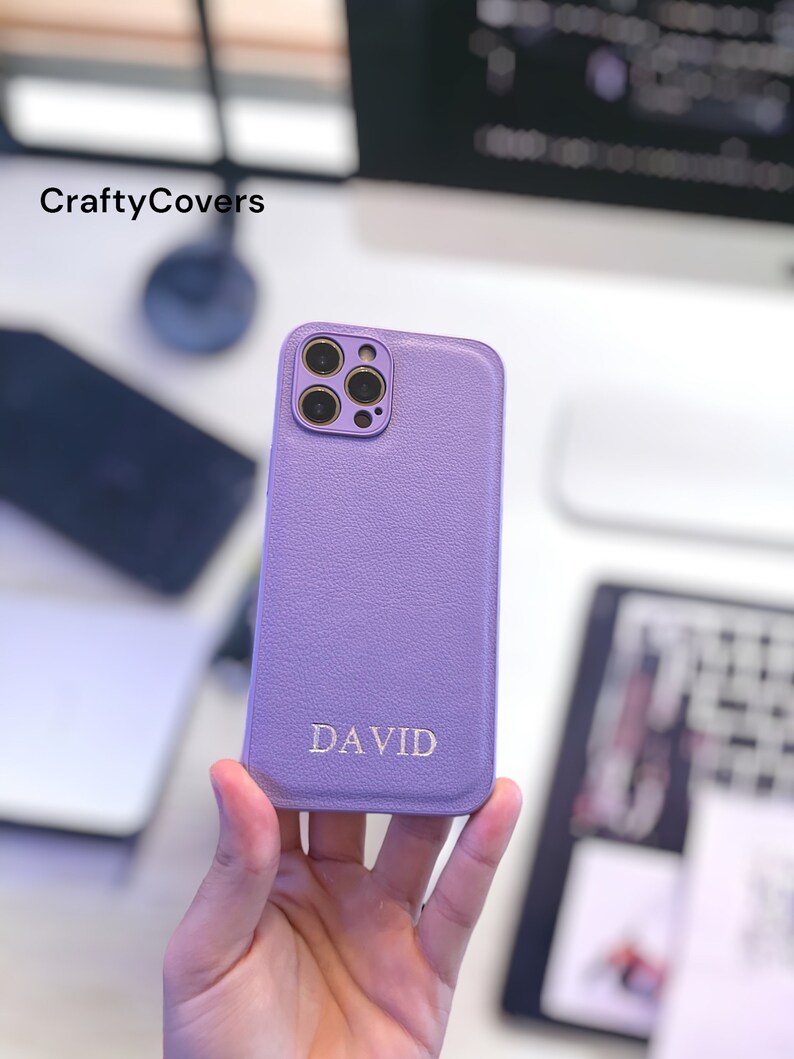 Custodia per telefono in rilievo personalizzata Custodia in pelle personalizzata per iPhone 15, 14, 13, 12, 11, XR, XS, Pro Max Plus Custodia incisa Custodia personalizzata Purple-Silver Letter