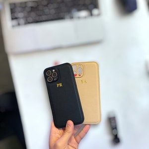 Coque de téléphone personnalisée en relief Étui en cuir personnalisé pour iPhone 15, 14, 13, 12, 11, XR, XS, Pro Max Plus gravé Black-Gold Letters