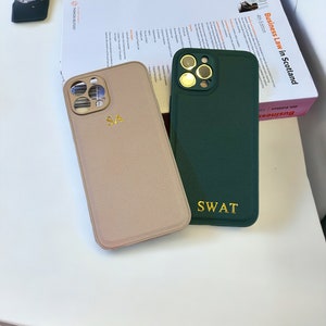 Coque de téléphone personnalisée en relief Étui en cuir personnalisé pour iPhone 15, 14, 13, 12, 11, XR, XS, Pro Max Plus gravé Green-Gold Letters