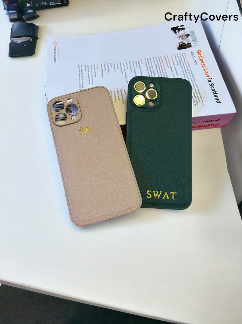 Coque de téléphone personnalisée en relief Étui en cuir personnalisé pour iPhone 15, 14, 13, 12, 11, XR, XS, Pro Max Plus gravé Green-Gold Letters
