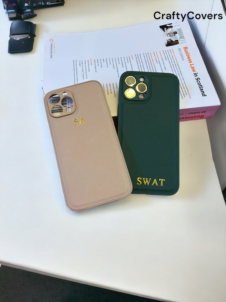 Individuell geprägte Handyhülle Personalisierte Lederhülle für iPhone 15, 14, 13, 12, 11, XR, XS, Pro Max Plus Hülle mit Gravur Green-Gold Letters