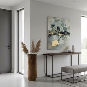 Puede incluir: Un interior moderno con una entrada que presenta una gran pintura abstracta en tonos azules y dorados. Una consola de madera oscura con marco metálico, un banco gris y un jarrón marrón texturizado con plantas secas.