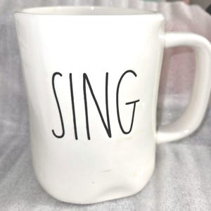 Rae Dunn 'Sing' Becher - Handwerker Keramikbecher