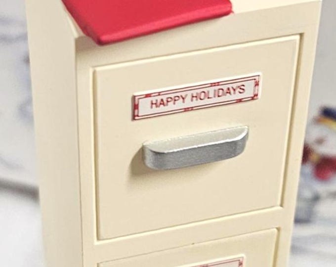 Vintage 1994 Hallmark Keepsake ornament titled "Open and Shut Holiday." C5/23