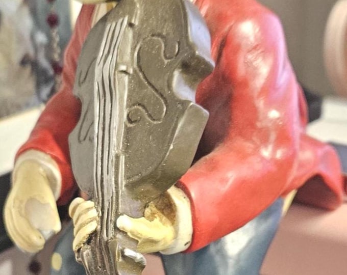 Discover a unique figurine of a melancholy clown gracefully playing the violin. C7/18