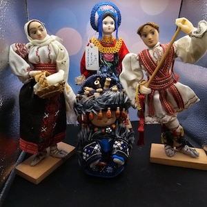 Set of 4 dolls from around the globe F7/12