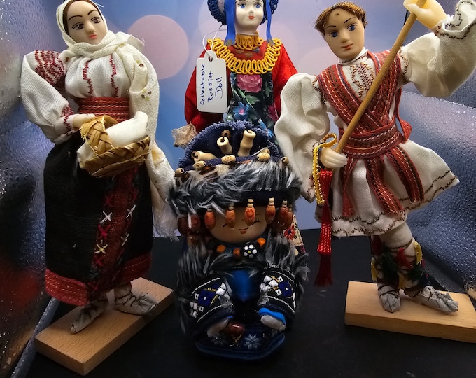 Set of 4 dolls from around the globe F7/12