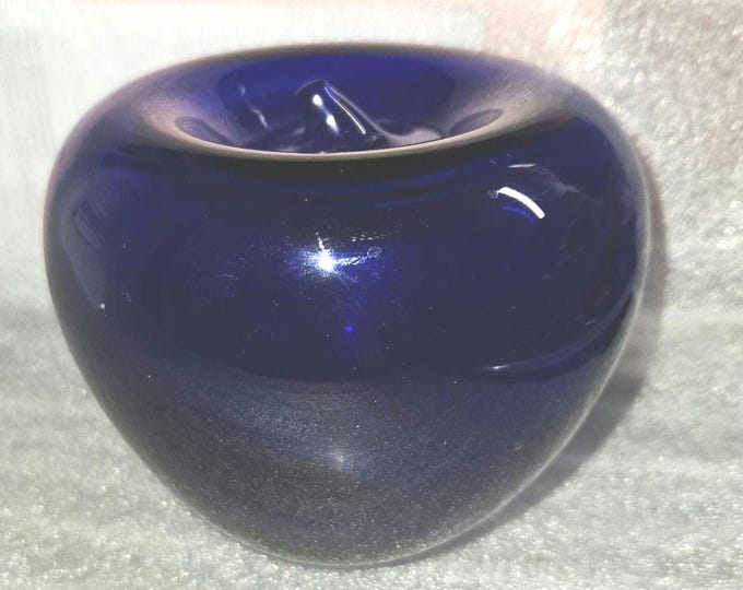 Uncover the allure of this Vintage Big Blue Apple Paperweight, an enchanting and practical addition ideal for any desk or showcase. A2/31