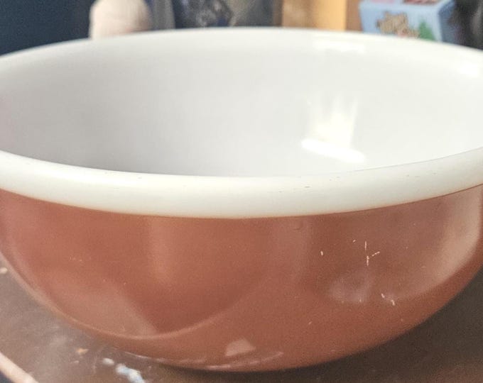Vintage Pyrex 4-quart mixing bowl from the Americana Fall series, model 404 D2/07