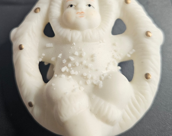 VIntage Snow baby sitting on a wreath ornament C9/6