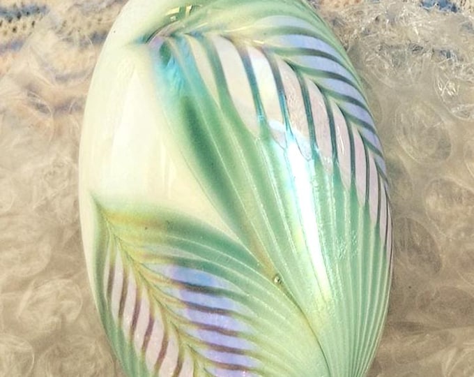 Vintage Robert Eickholt Studio Art glass Pulled feather Egg Paperweight White and Green B8/6