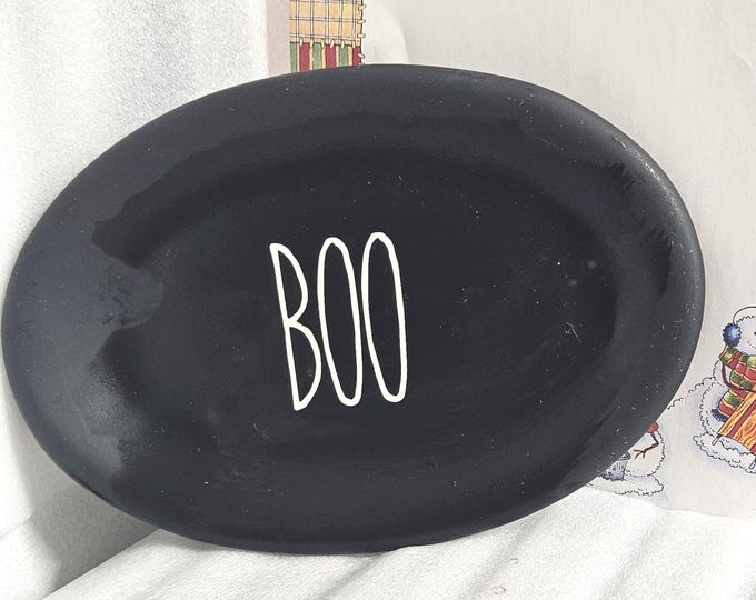 Rae Dunn Magenta Boo plate Halloween (Rae)