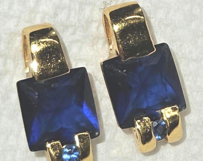 Vintage gold earrings featuring emerald stones (Shelf)