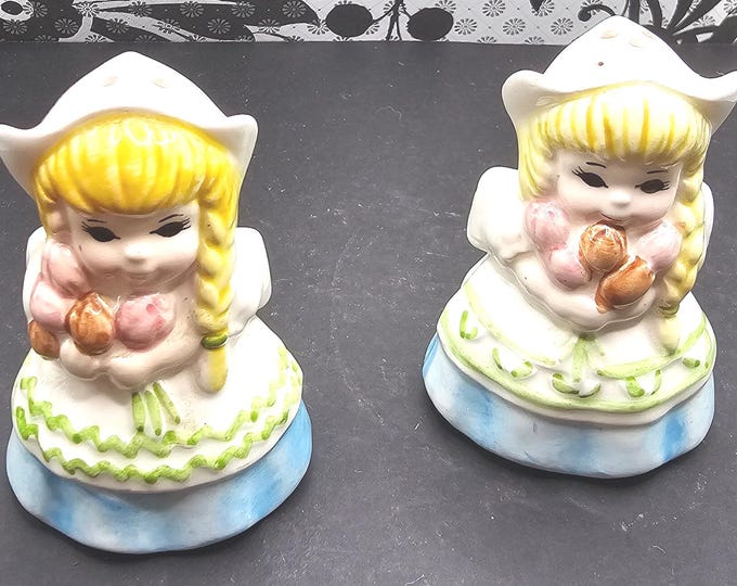 Two Cute Holland Dutch Girls salt and pepper F6/10