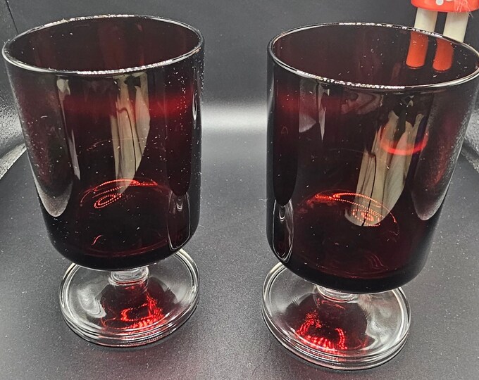 A Pair of Vintage Cavalier Ruby Red Glass 9.5oz Wine Glasses by Luminarc France B10/08