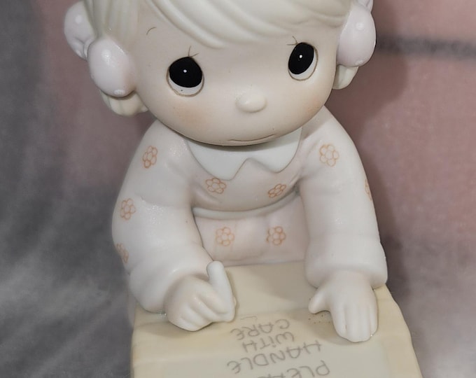 1987 Precious Moments figurine "Sharing is Universa1" E-0107 Box3/9
