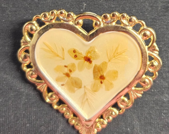 Vintage Heart-Shaped Flower Brooch: A Timeless Expression of Beauty and Love. (BOX)