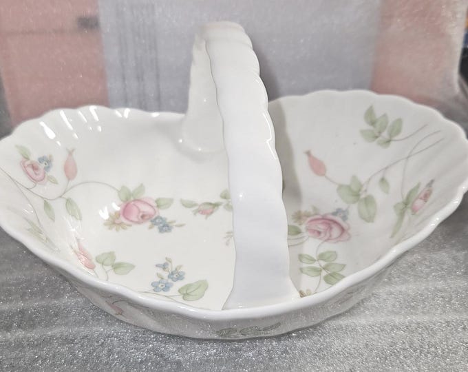 Vintage 1992 Wedgwood Rosehip Bone China Basket A2/21