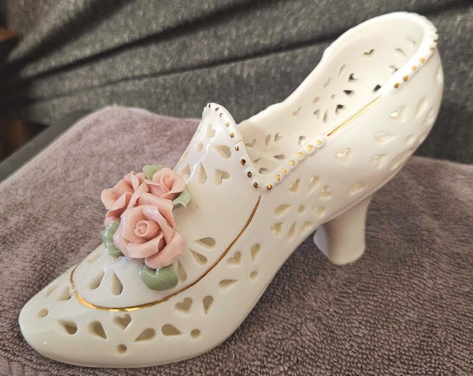 Ceramic Shoe Vase With Hearts And Roses D5/5