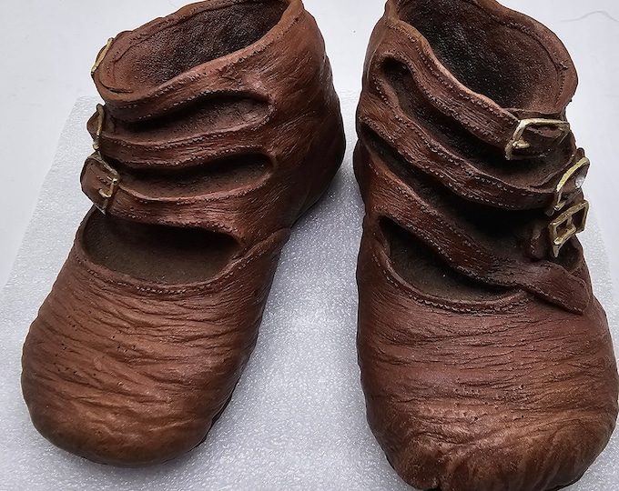 Set of 2 resin very heavy baby shoes F10/16